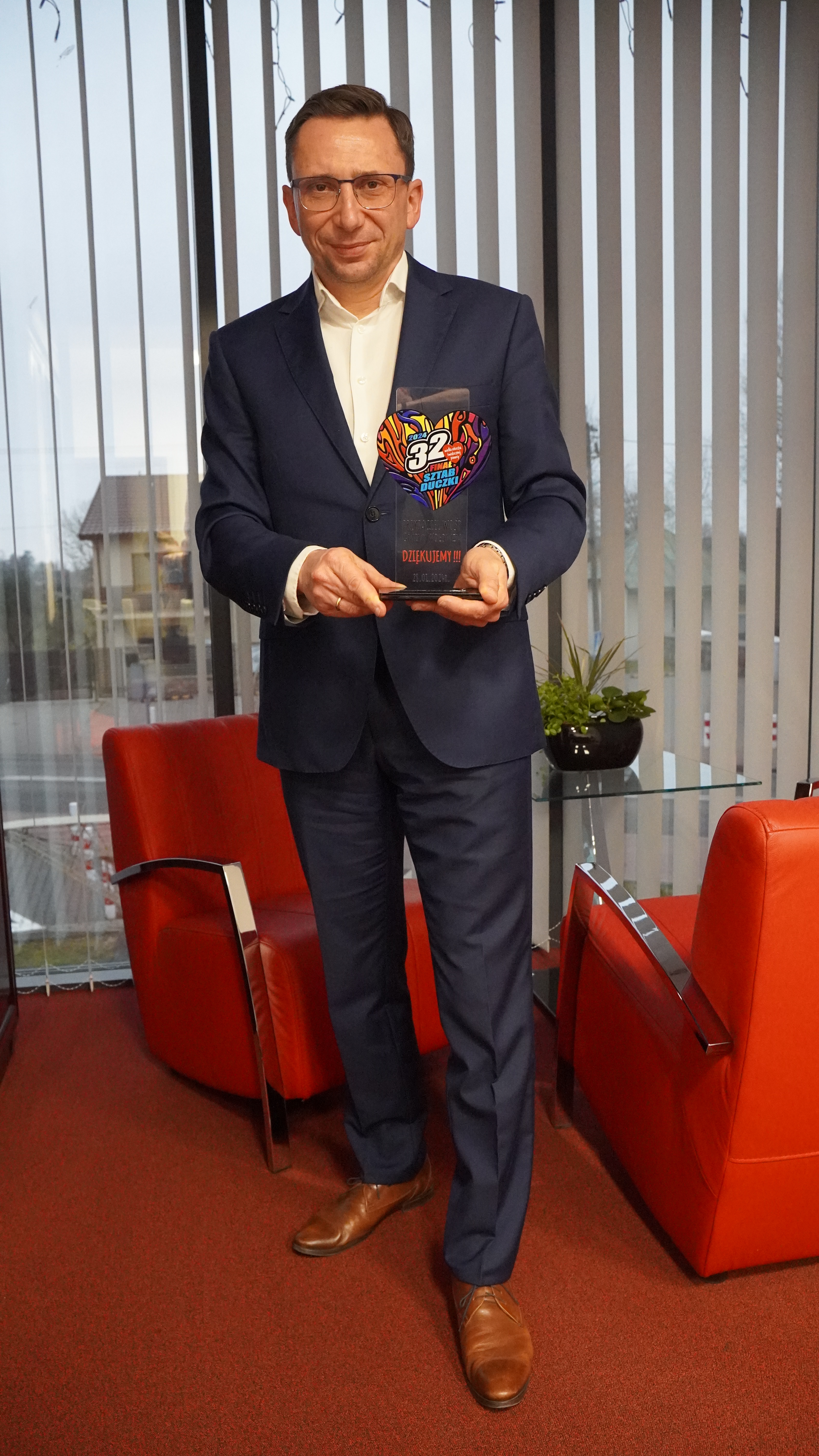 W&oacute;jt Rafał Mathiak ze statuetką 