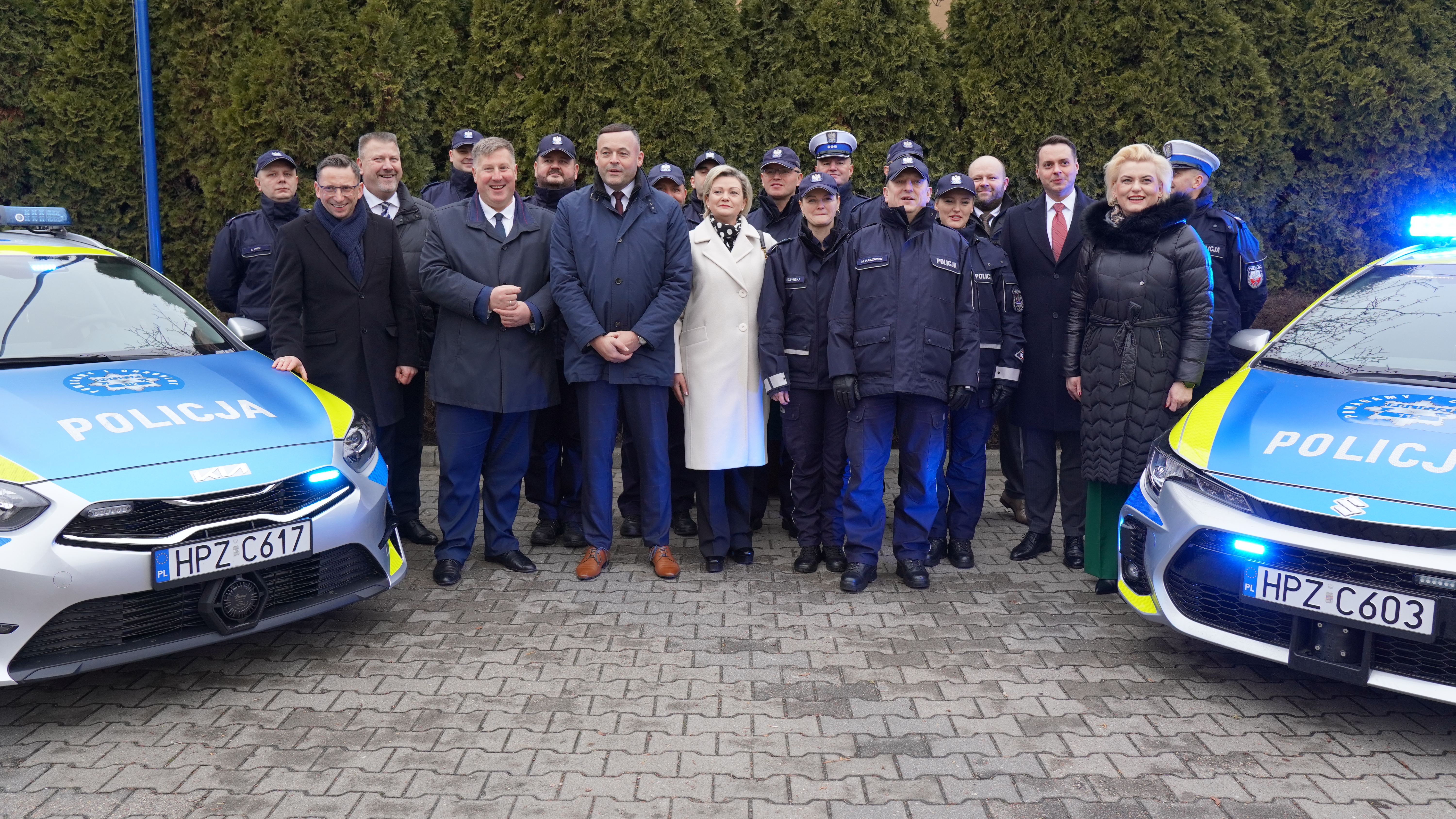 zdjęcie grupowe wszystkich obecnych podczas ceremonii przekazania radiowoz&oacute;w