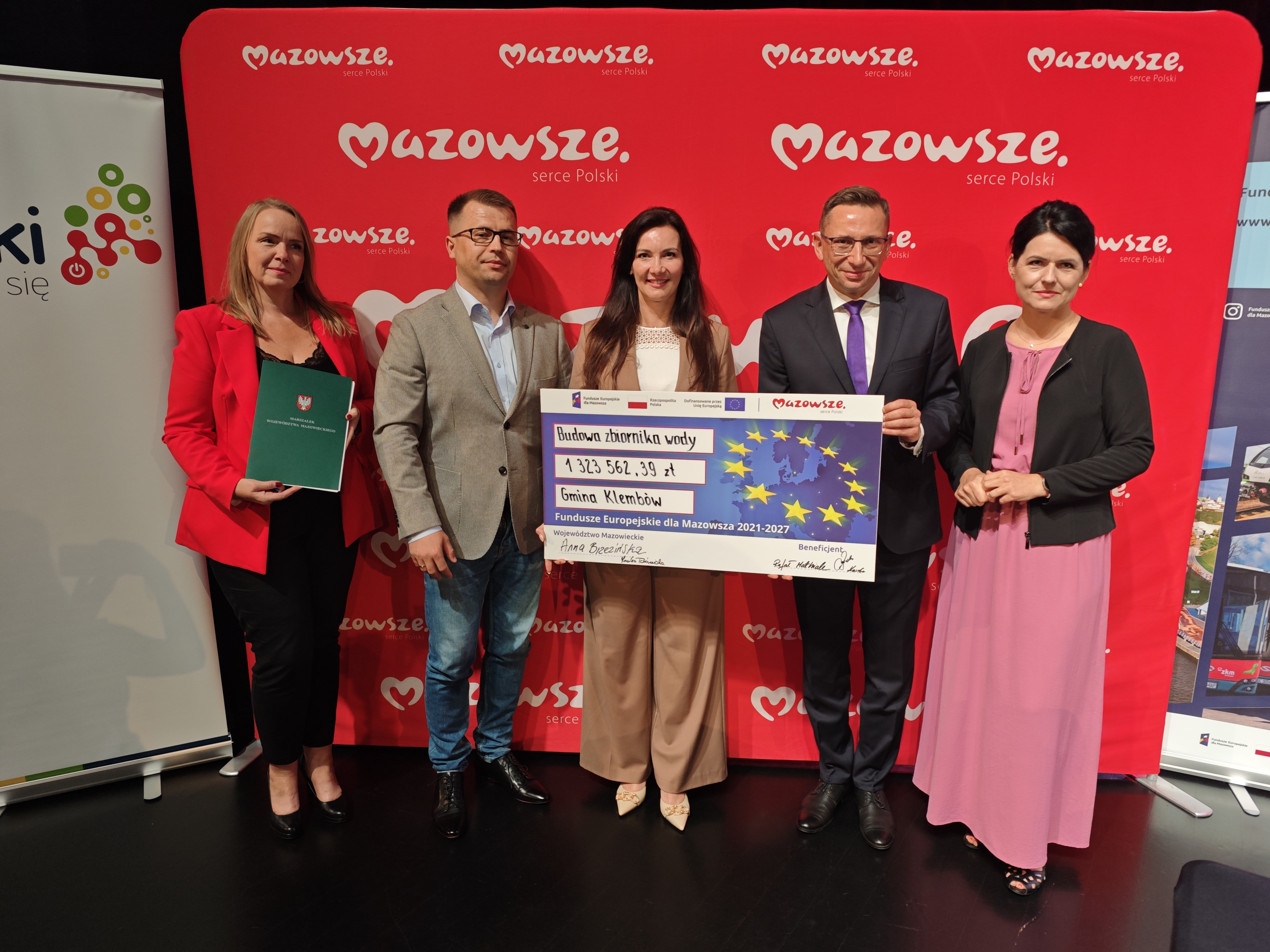 Przekazanie symblicznego czeku dla Gminy Klemb&oacute;w