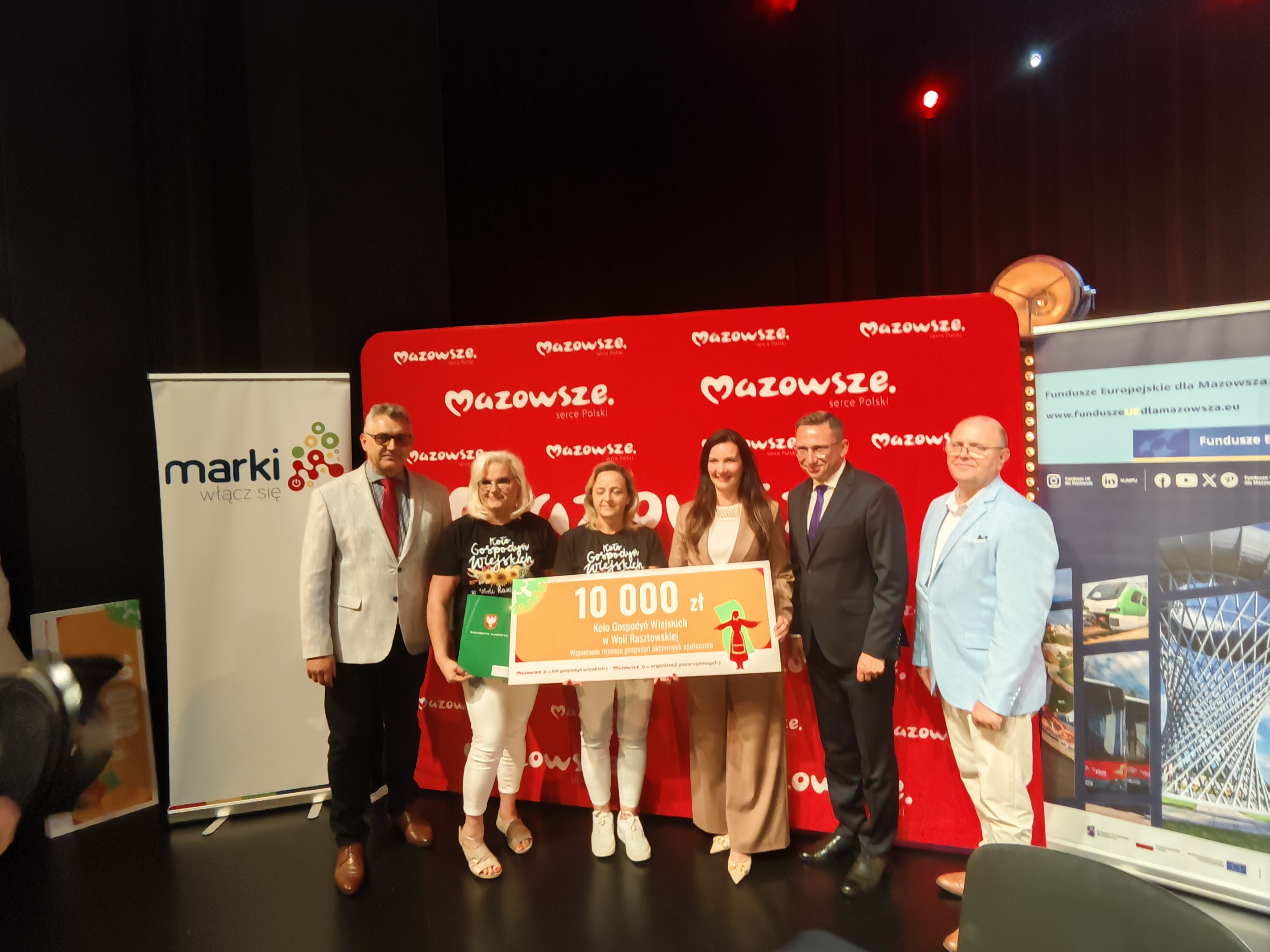 Przekazanie symblicznego czeku dla KGW z Woli