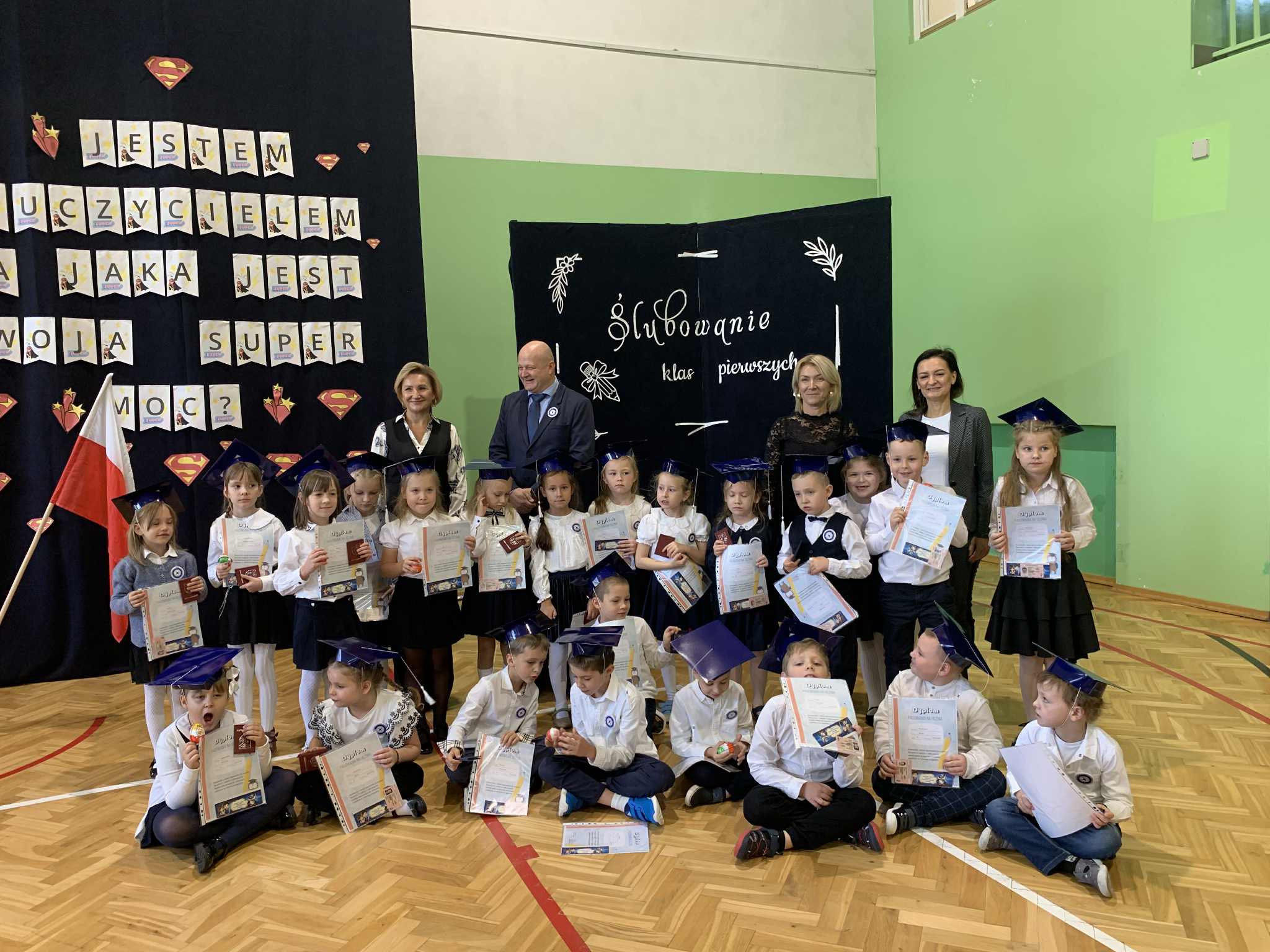 Ślubowanie pierwszoklasist&oacute;w SP Ostr&oacute;wek