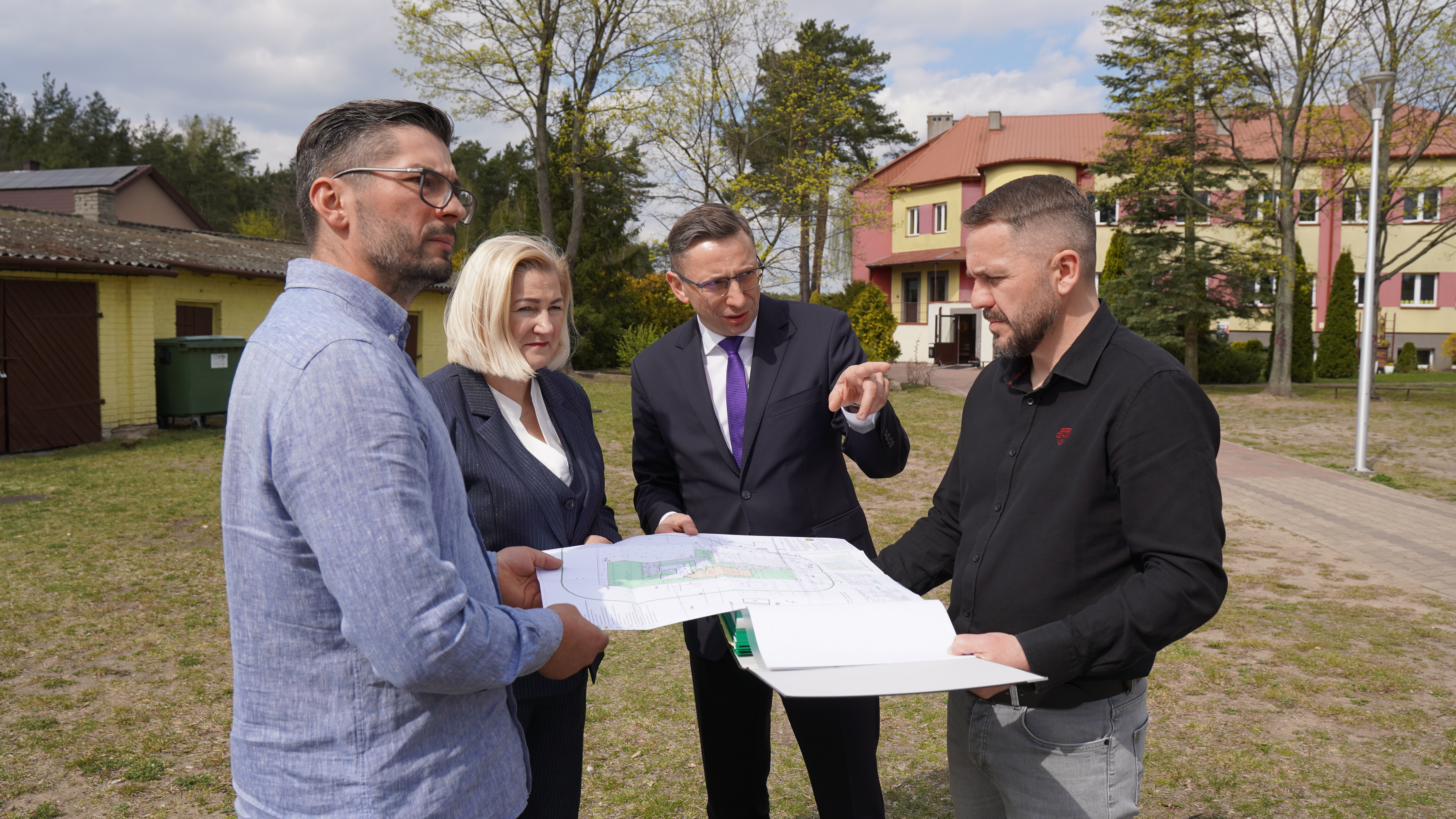 Zdjęcie przed budynkiem szkoły w Kruszu